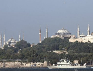 «Επίδειξη σημαίας» από την Ελλάδα κάτω από την Αγία Σοφία: Μήνυμα του ΠΝ στις ασκήσεις της Άγκυρας στο Αιγαίο